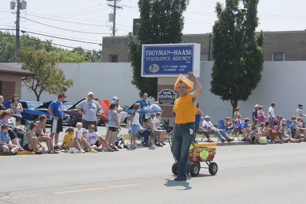 Reiland jazda facet w cheesehead na paradzie — Zdjęcie stockowe