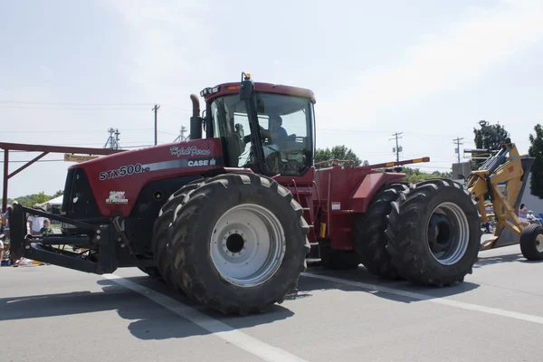 Geçit töreninde kapatmak hylok çiftlikleri case stx500 traktör — Stok fotoğraf