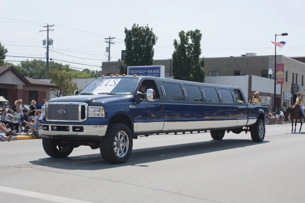 Ford f350 stretch limo z bliska na paradzie — Zdjęcie stockowe