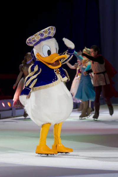 Donald duck kalabalığa sallayarak yakın çekim — Stok fotoğraf