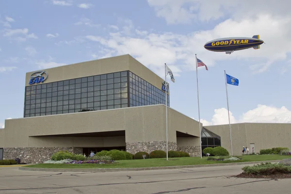 EAA Headquarters Building and GoodYear Blimp — Stock Photo, Image