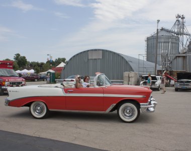 1956 Chevrolet bel air uzakta sürüş