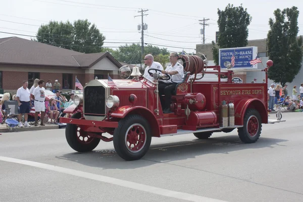 Oude seymour brandweer nummer 1 vrachtwagen bij parade — Stockfoto