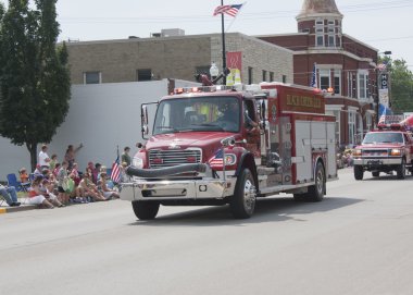 Kara koy kırsal itfaiye kamyonu Önden Görünüm