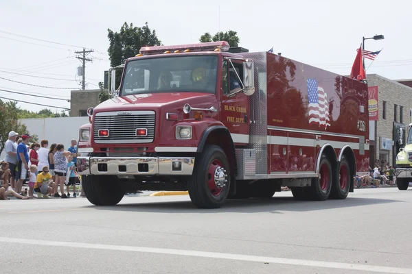 Freightliner чорний крик пожежну пожежних вантажівки — стокове фото