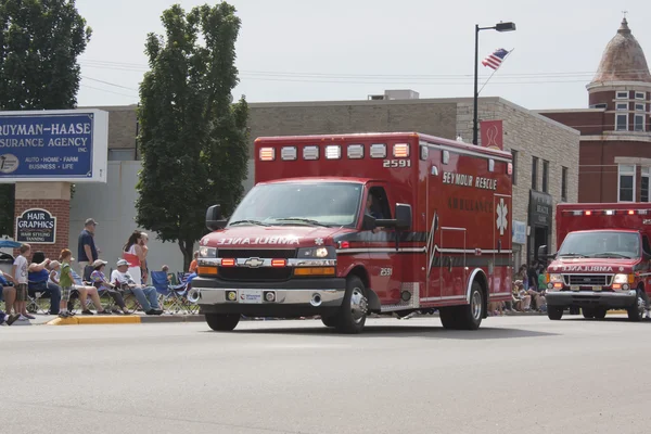 Červená seymour záchranné ambulance pohled zepředu — Stock fotografie