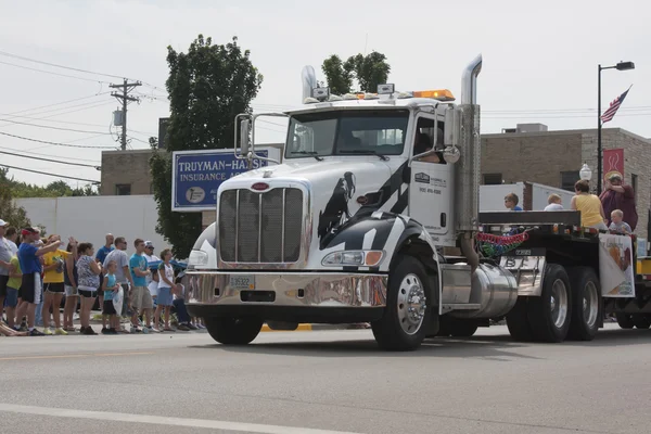 Velké bayland semi truck — Stock fotografie