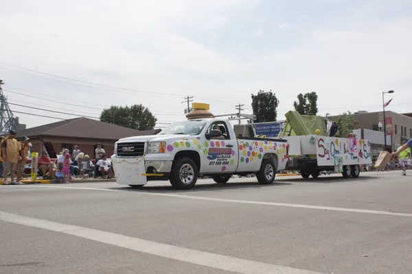 Seymour scouts kleurrijke vrachtwagen trekken float — Stockfoto