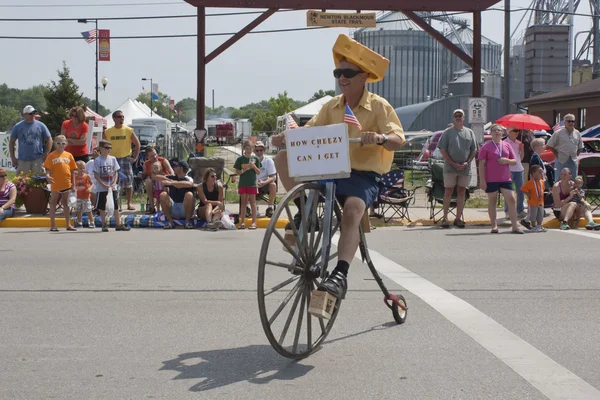 Людина їзда високий колесо велосипеда, як Cheezy може отримати — стокове фото