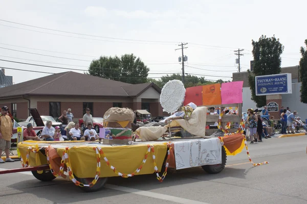 Krijgen cheezy float in parade — Stockfoto