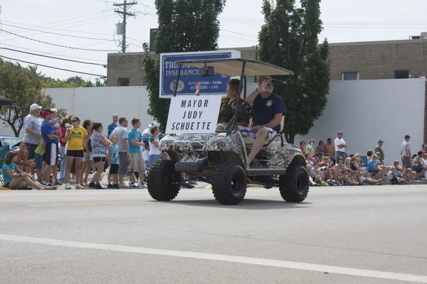 Mayor Judy Schuette in Camo Golf Cart Close Up — Stock Photo, Image