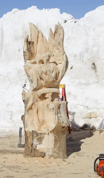 Scie à chaîne Sculpture sur bois en cours — Photo