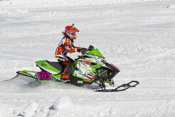 Neon groen Arctische kat sneeuwscooter racing — Stockfoto