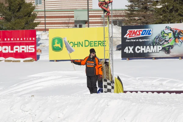 Bandera ondeando en la línea de meta de Snowmobile Race — Foto de Stock