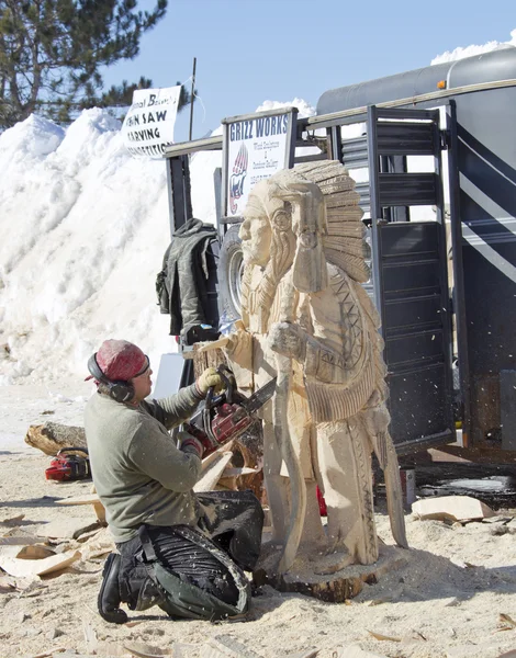 Man Carving Indian Chief details with Chainsaw — Stock Photo, Image