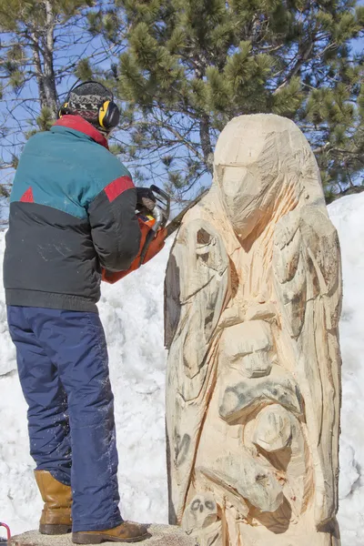 チェーンソーでログから巨大な熊の詳細の彫刻の男 — ストック写真