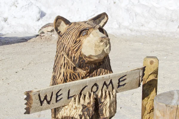 Black bear Witamy znak drewno rzeźba rzeźba — Zdjęcie stockowe