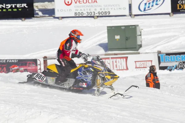 Ski-Doo blauwe & gele sneeuwscooter Racing weg — Stockfoto