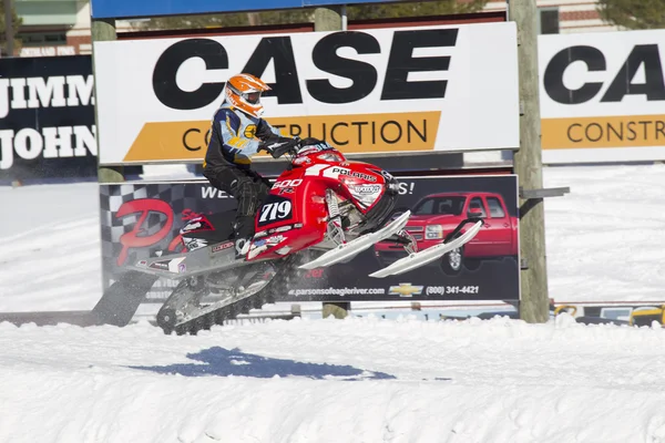 Polaris Red & Black sneeuwscooter krijgen wat lucht — Stockfoto