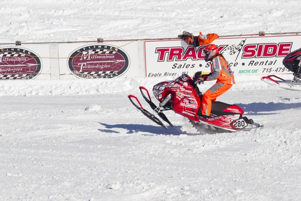 Polaris, červené a bílé sněžném skútru racing — Stock fotografie