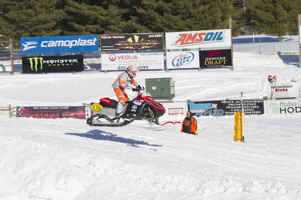 Polaris Red & Black motoslitta alta in atterraggio aereo — Foto Stock