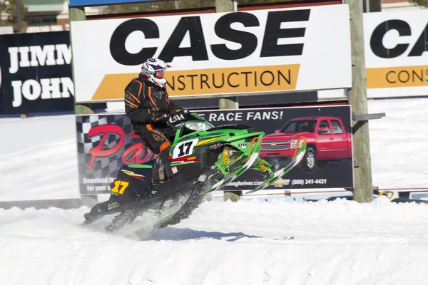 Groene Arctische kat sno pro sneeuwscooter snel racing — Stockfoto