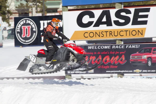 Kırmızı ve siyah polaris vforce snowmobile havada yarış — Stok fotoğraf