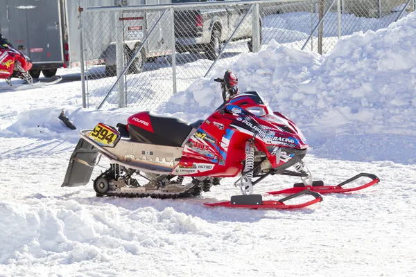 Kırmızı ve siyah polaris snowmobile yarıştan sonra — Stok fotoğraf