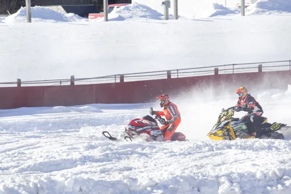 Två snöskotrar racing — Stockfoto