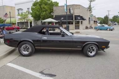 1973 ford mustang Cabrio Araba siyah yan görünüm