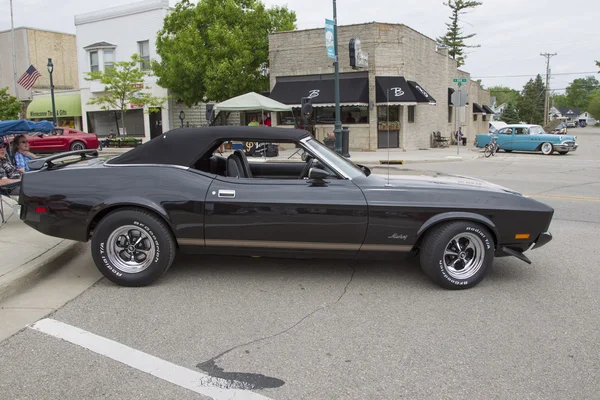 1973 ford mustang zwarte converteerbare Auto zijaanzicht — Stockfoto