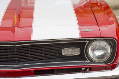Kırmızı ve beyaz 1968 chevy camaro 327 hood