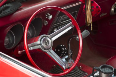 Kırmızı ve beyaz 1968 chevy camaro 327 iç