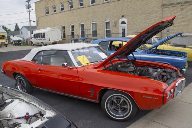 Kırmızı 1969 pontiac firebird