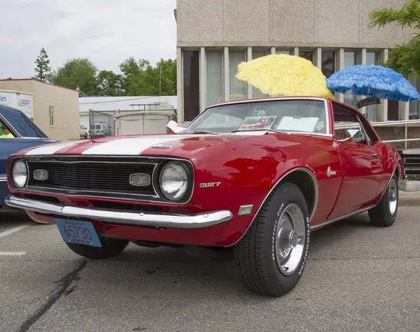 Rojo y blanco 1968 Chevy Camaro 327 —  Fotos de Stock