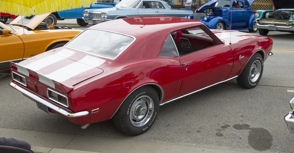 Kırmızı ve beyaz 1968 chevy camaro 327 arka görünüm — Stok fotoğraf