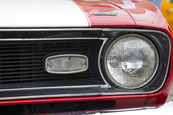 Red and White 1968 Chevy Camaro 327 Headlamp — Stock Photo, Image