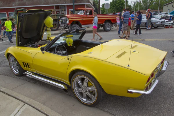 Жовтий 1968 Chevy Corvette родстер драйвери стороні — стокове фото