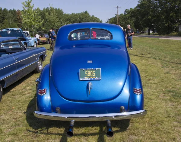 1940 blå ford deluxe bil bakifrån — Stockfoto