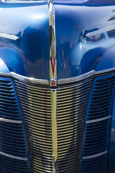 1940 ford bleu voiture deluxe grill — 图库照片