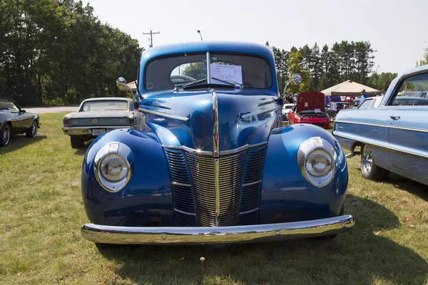 1940 Blue Ford Deluxe Vue de face de voiture — Photo