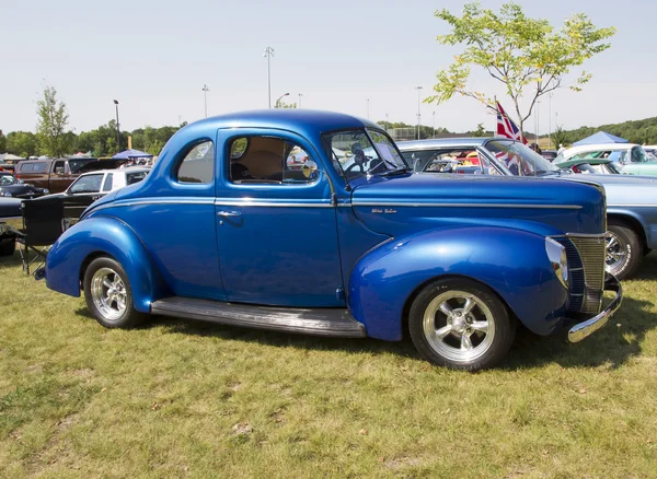 1940 blå ford deluxe bil sidovy — Stockfoto