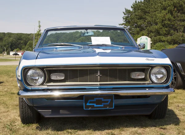 1968 chevy camaro ön düşük görünüm — Stok fotoğraf