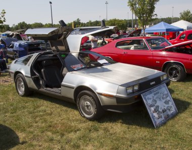 1981 delorean yan görünüm