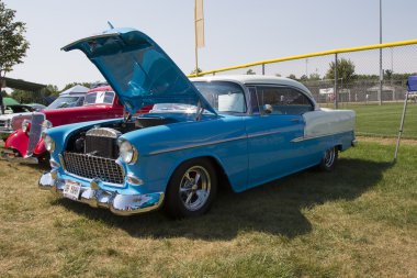 1955 mavi ve beyaz Chevrolet bel air yan görünüm
