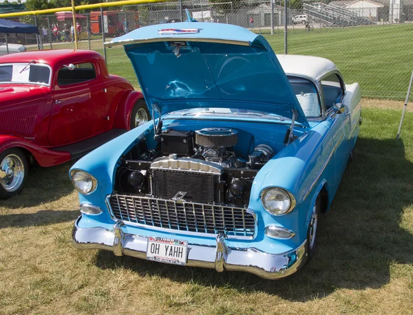 1955 blauw en wit Chevrolet bel air — Stockfoto