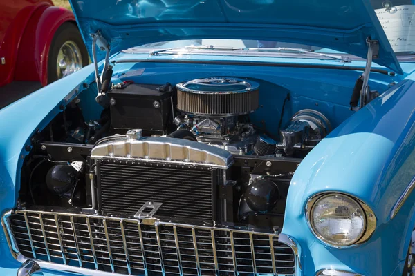 1955 blau-weißer Chevy Belair Motor — Stockfoto