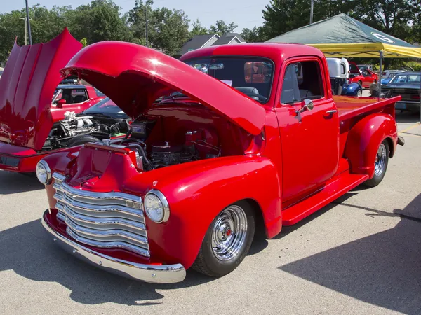 Antieke rode chevy pick-up truck zijaanzicht — Stockfoto