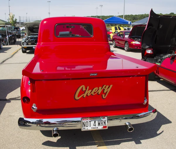 Chevy rojo antiguo recoger camión vista trasera —  Fotos de Stock