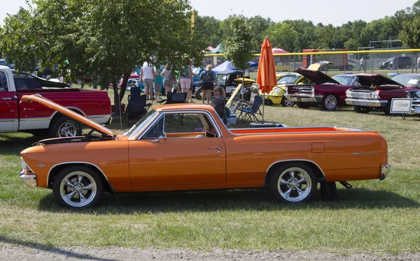 1966 pomarańczowy chevy el camino — Zdjęcie stockowe